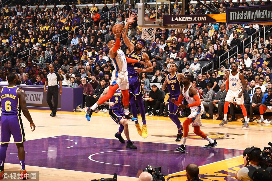 而球迷們則 而球迷們則